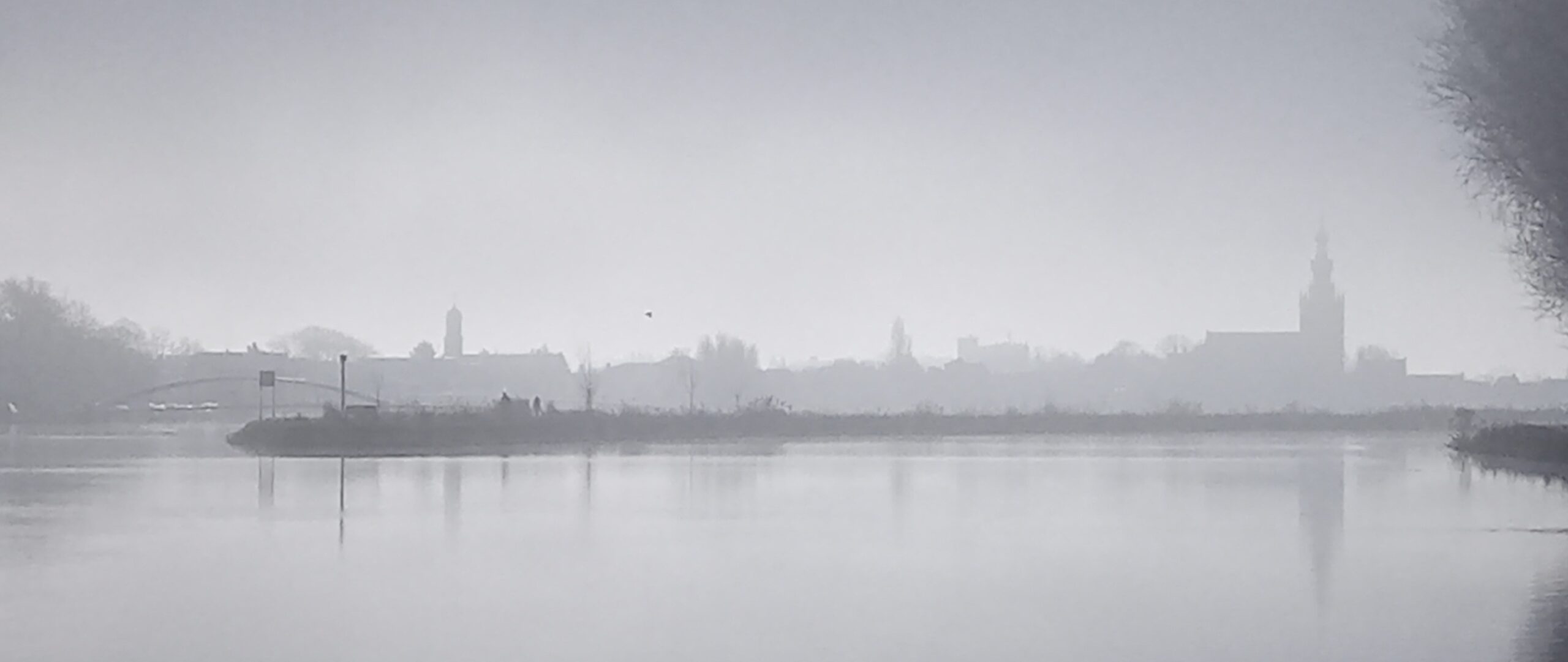 Skyline van Overschie, nog wat grijzig maar met een vermoeden van zon